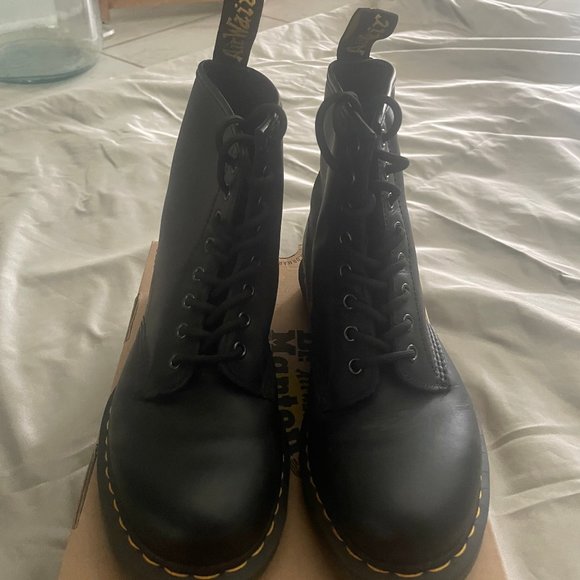 Dr.Marten 1460 is the original Dr. Lace Up Boots Brand New/Never Worn - Picture 3 of 6